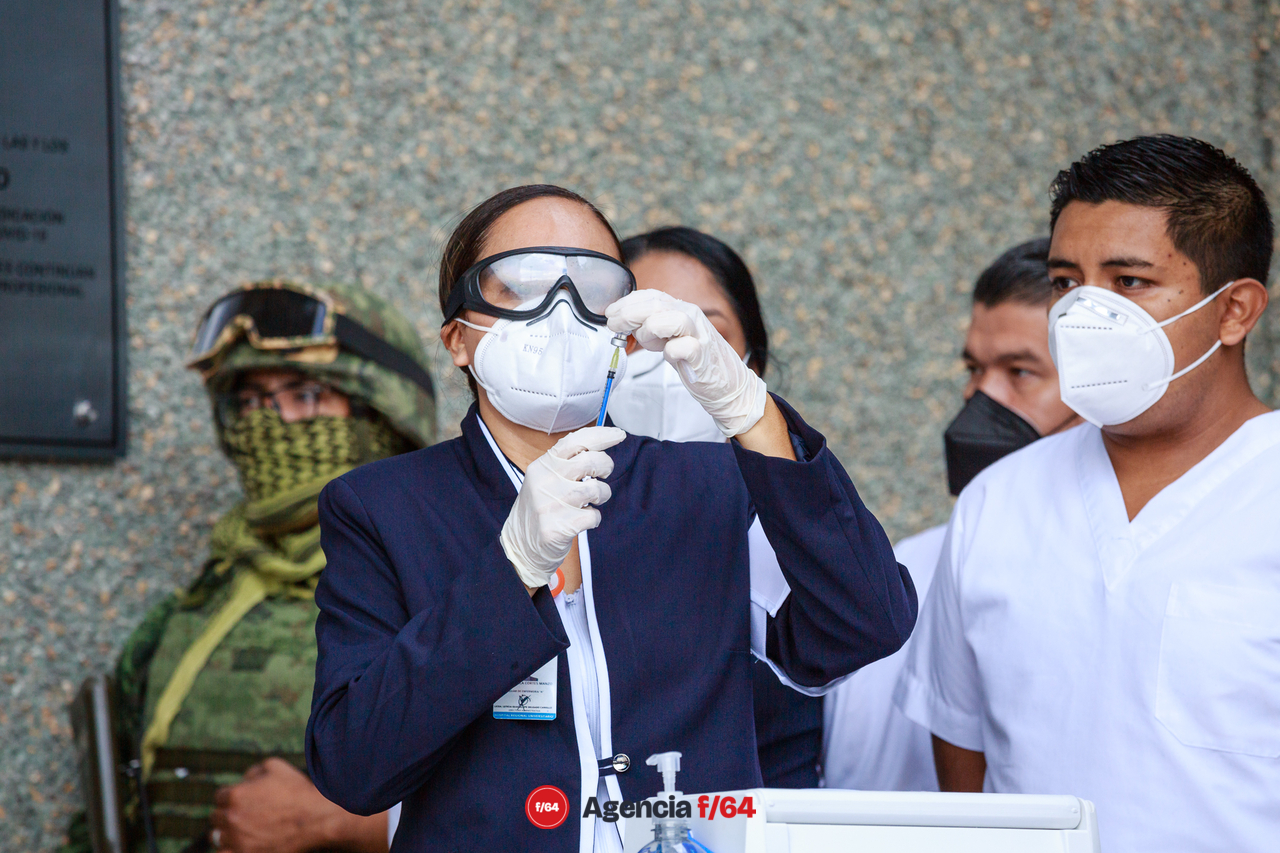 Preparación de la vacuna por parte de la Brigada de Vacunación COVID-19.
