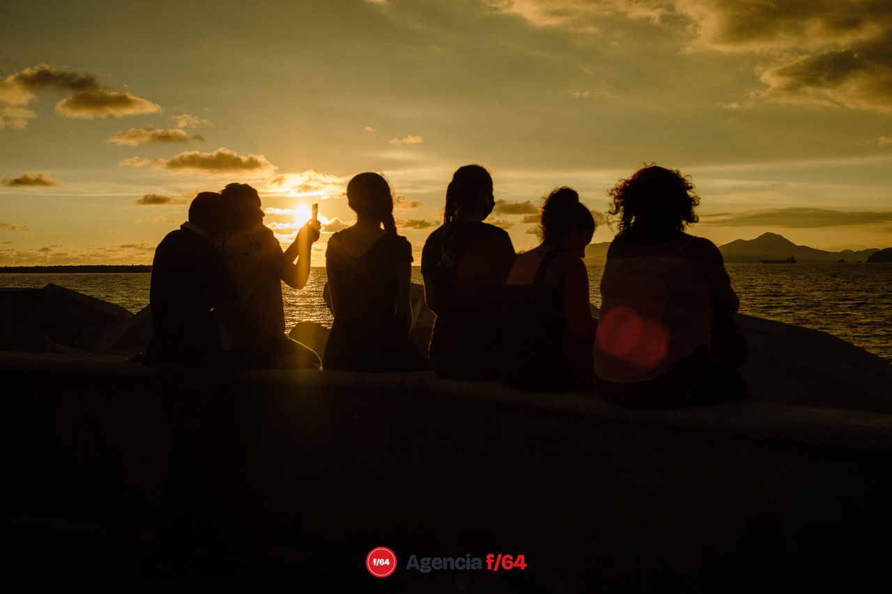 Visitantes se toman la foto del recuerdo al atardecer desde la escollera de “Las Brisas” en Manzanillo.

Manzanillo 2020
#LaDiaria