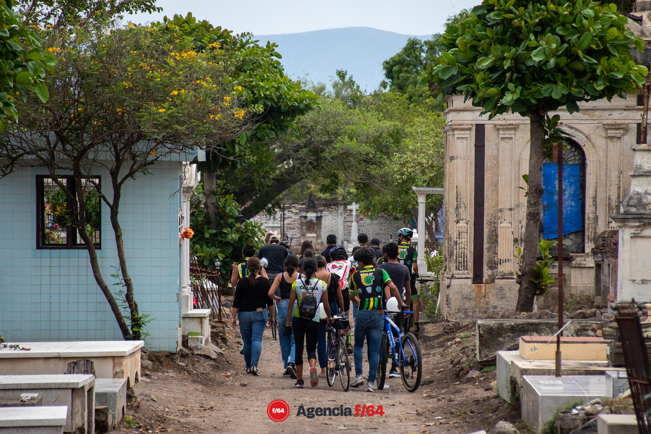 Amigos y miembros de la comunidad ciclista de Colima acompañaron a la familia de Gloria Sierra para su último adiós en el cementerio municipal de esta ciudad. 