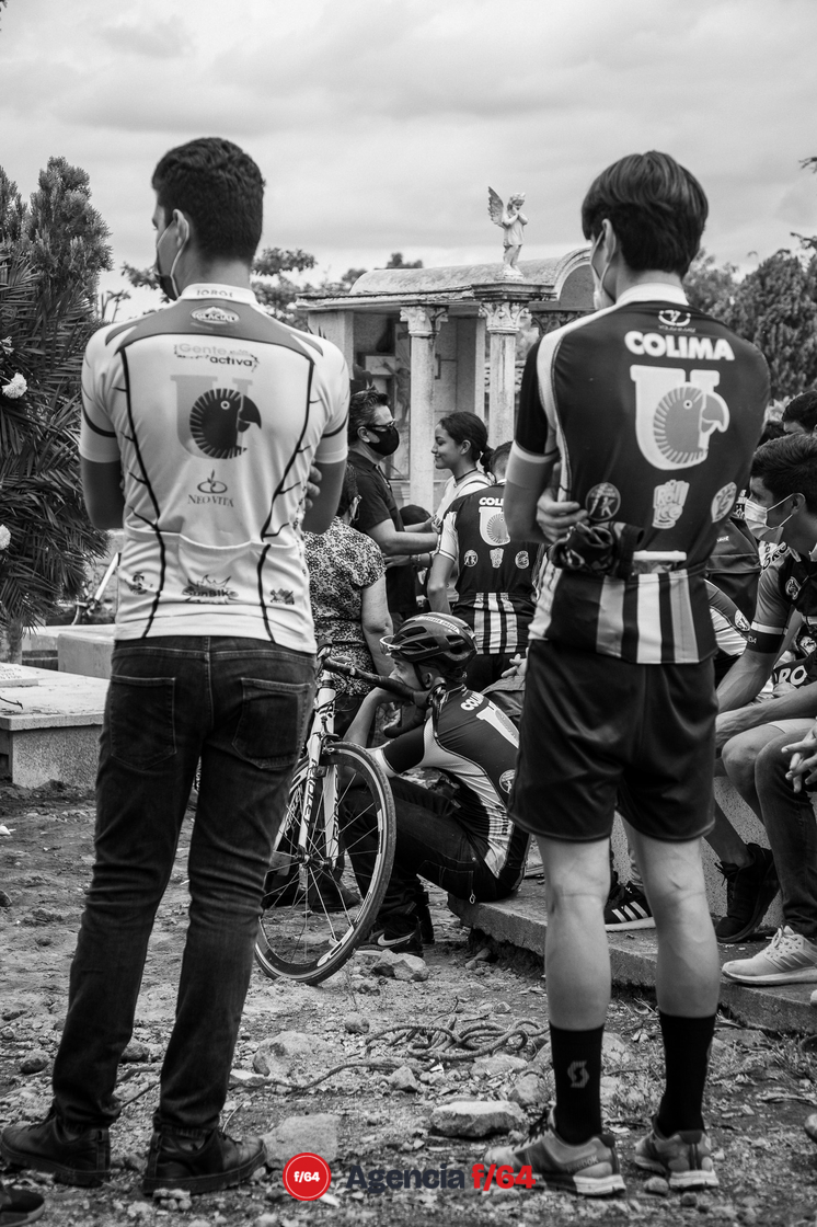 Amigos y miembros de la comunidad ciclista de Colima acompañaron a la familia de Gloria Sierra para su último adiós en el cementerio municipal de esta ciudad. 