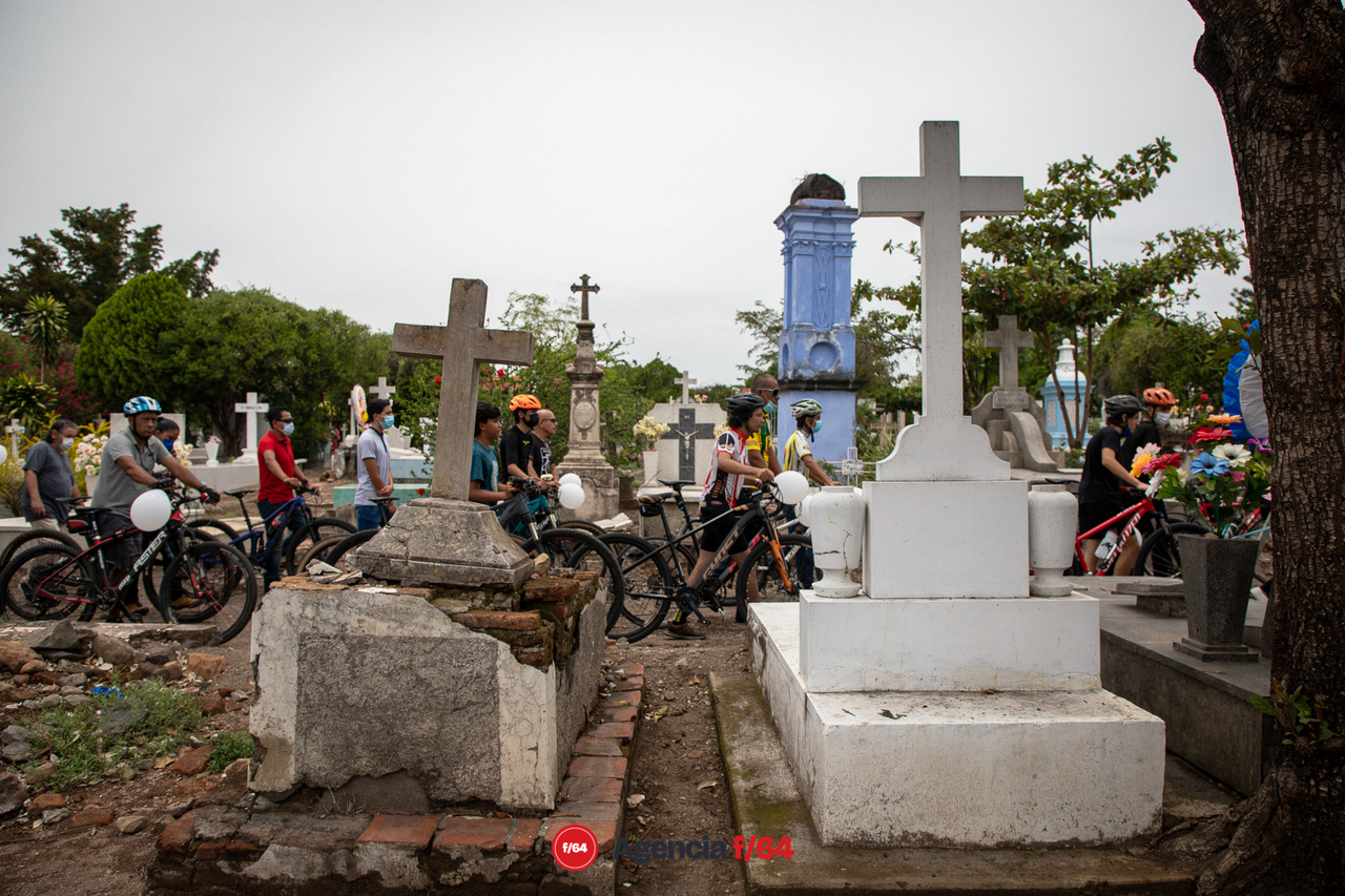 Amigos y miembros de la comunidad ciclista de Colima acompañaron a la familia de Gloria Sierra para su último adiós en el cementerio municipal de esta ciudad. 