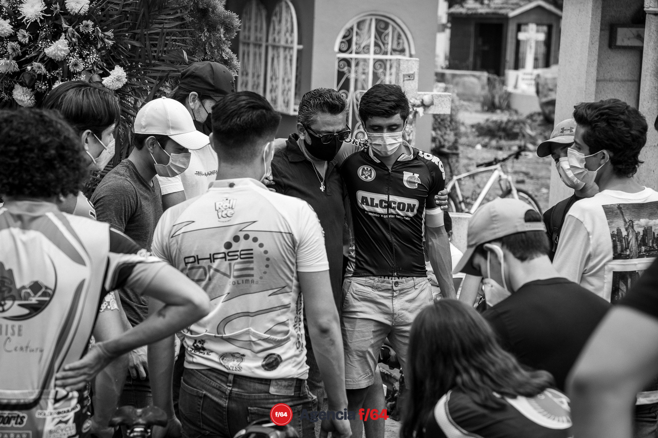 Amigos y miembros de la comunidad ciclista de Colima acompañaron a la familia de Gloria Sierra para su último adiós en el cementerio municipal de esta ciudad. 