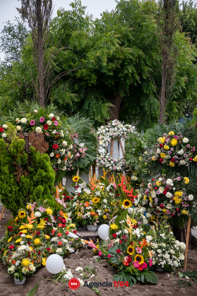 Amigos y miembros de la comunidad ciclista de Colima acompañaron a la familia de Gloria Sierra para su último adiós en el cementerio municipal de esta ciudad. 