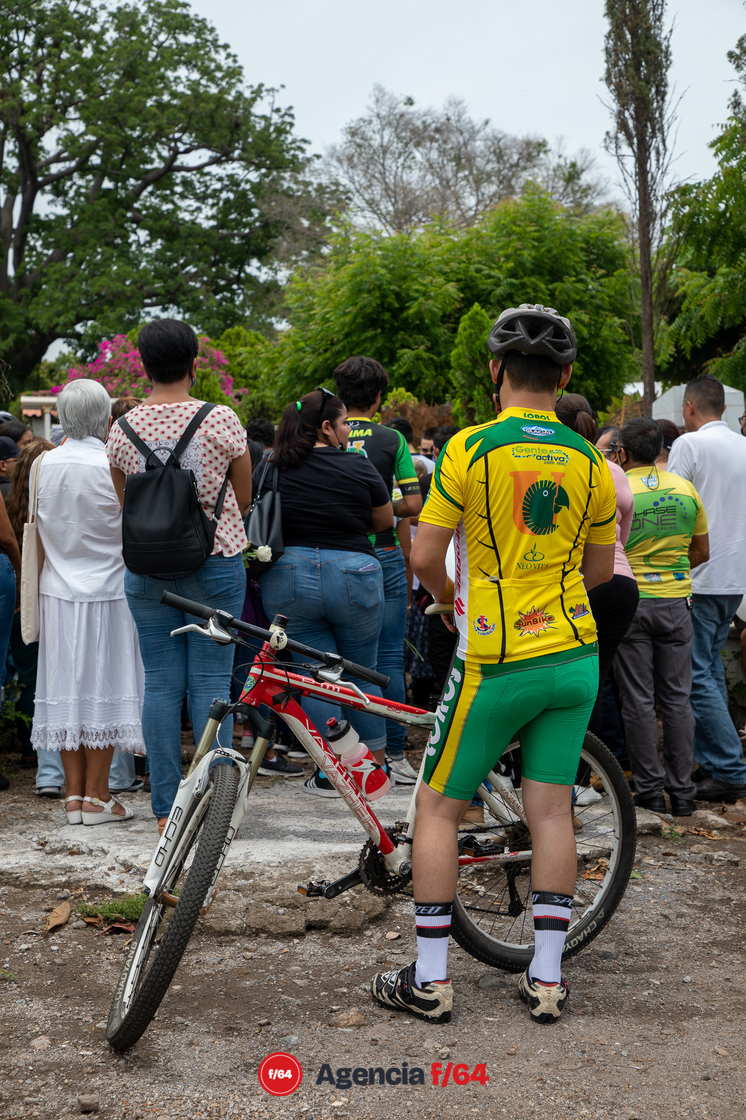 Amigos y miembros de la comunidad ciclista de Colima acompañaron a la familia de Gloria Sierra para su último adiós en el cementerio municipal de esta ciudad. 