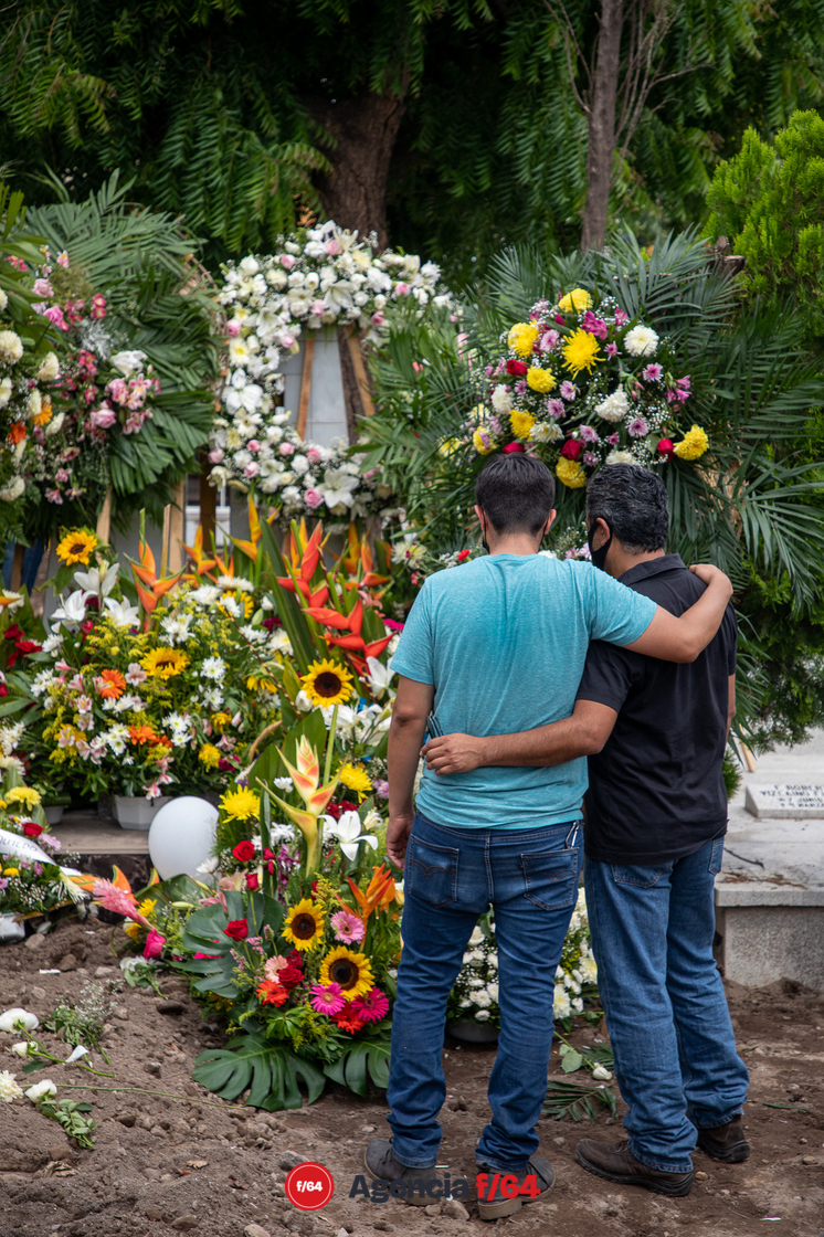 Amigos y miembros de la comunidad ciclista de Colima acompañaron a la familia de Gloria Sierra para su último adiós en el cementerio municipal de esta ciudad. 