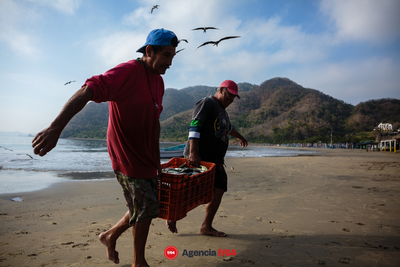 Llegando de la pesca por la mañana en la Cooperativa de Pescadores De Santiago.

Manzanillo 2020

#LaDiaria