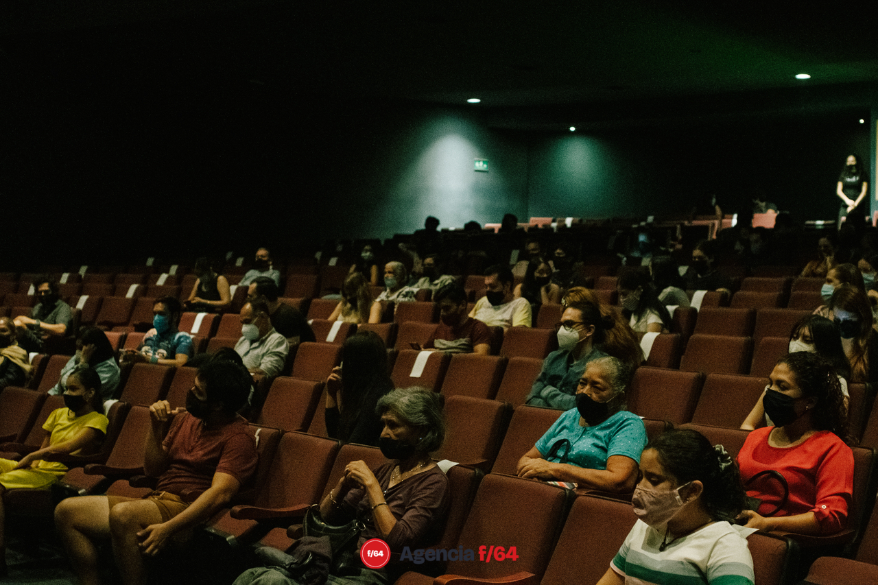 Público presente en el teatro Universitario Pedro Torres Coronel de la Universidad de Colima.