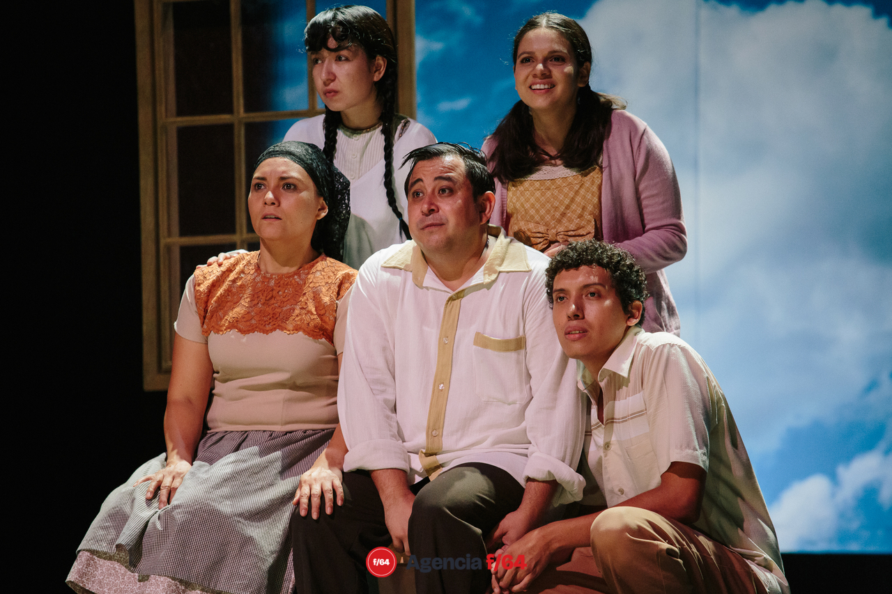 Elenco de Cuatro Milpas teatro en la obra "Salvador" escrita por Suzanne Lebeau y dirigida por la maestra Janet Pinela.