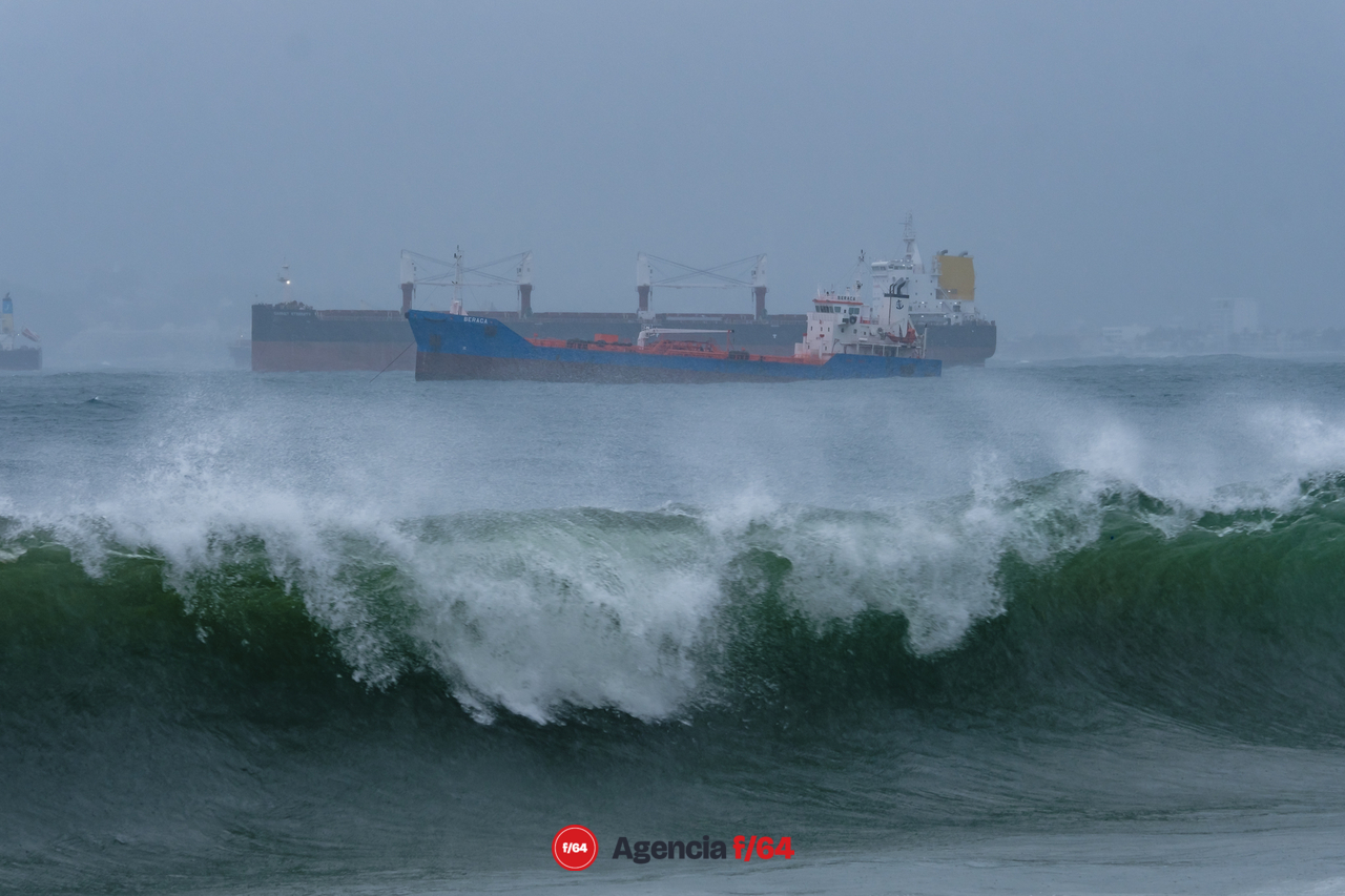 Fuerte oleaje sobre las costas del Estado de Colima. Barcos "estacionados" en la bahía de Manzanillo.