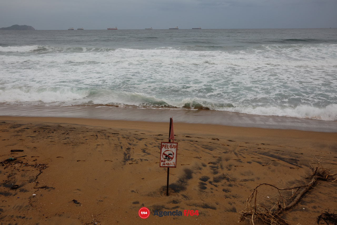 Previo a la llegada del huracán se le pedía a la población no entrar al mar. Playa Miramar Manzanillo.