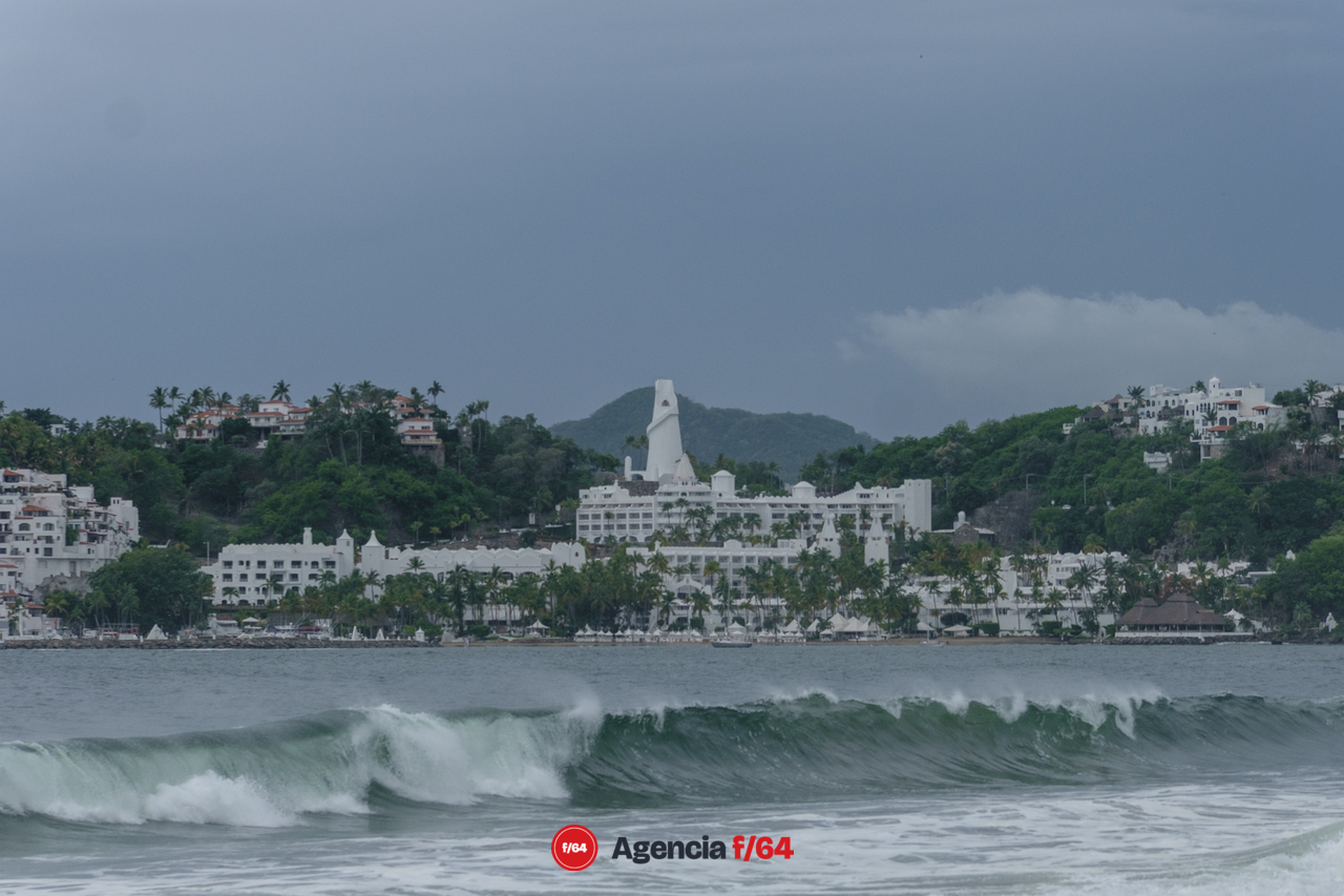 Previo a la llegada del huracán Enrique ya había presencia de fuerte oleaje en las costas. Playa Azul Manzanillo.