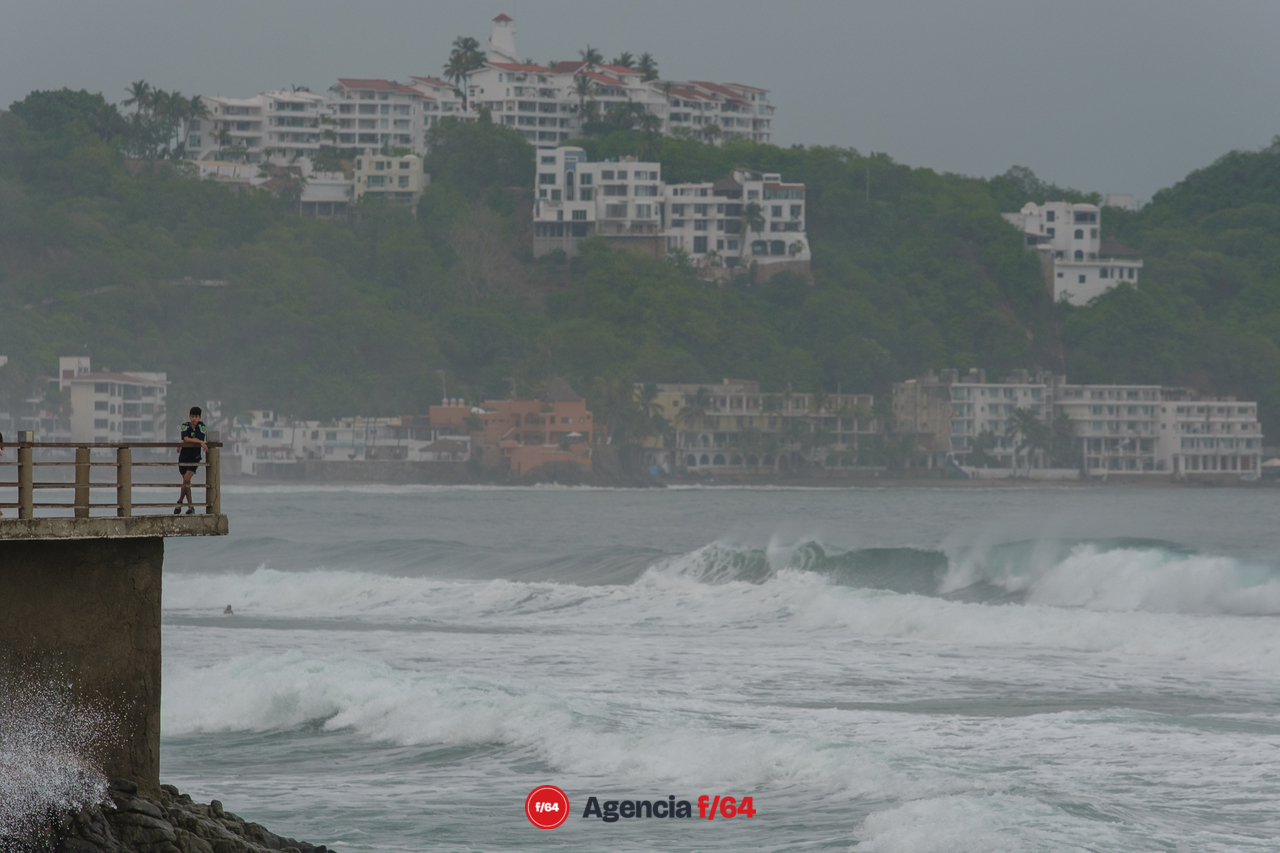 Visitante observa el mar previo a la llegada del huracán Enrique. Playa Miramar Manzanillo.