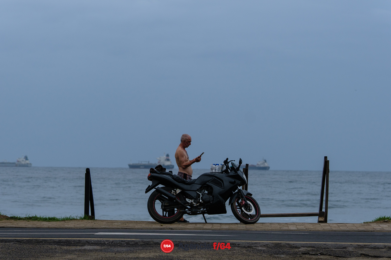 Paseante aprovecha la calma antes de la llegada del huracán Enrique. Playa Miramar Manzanillo.