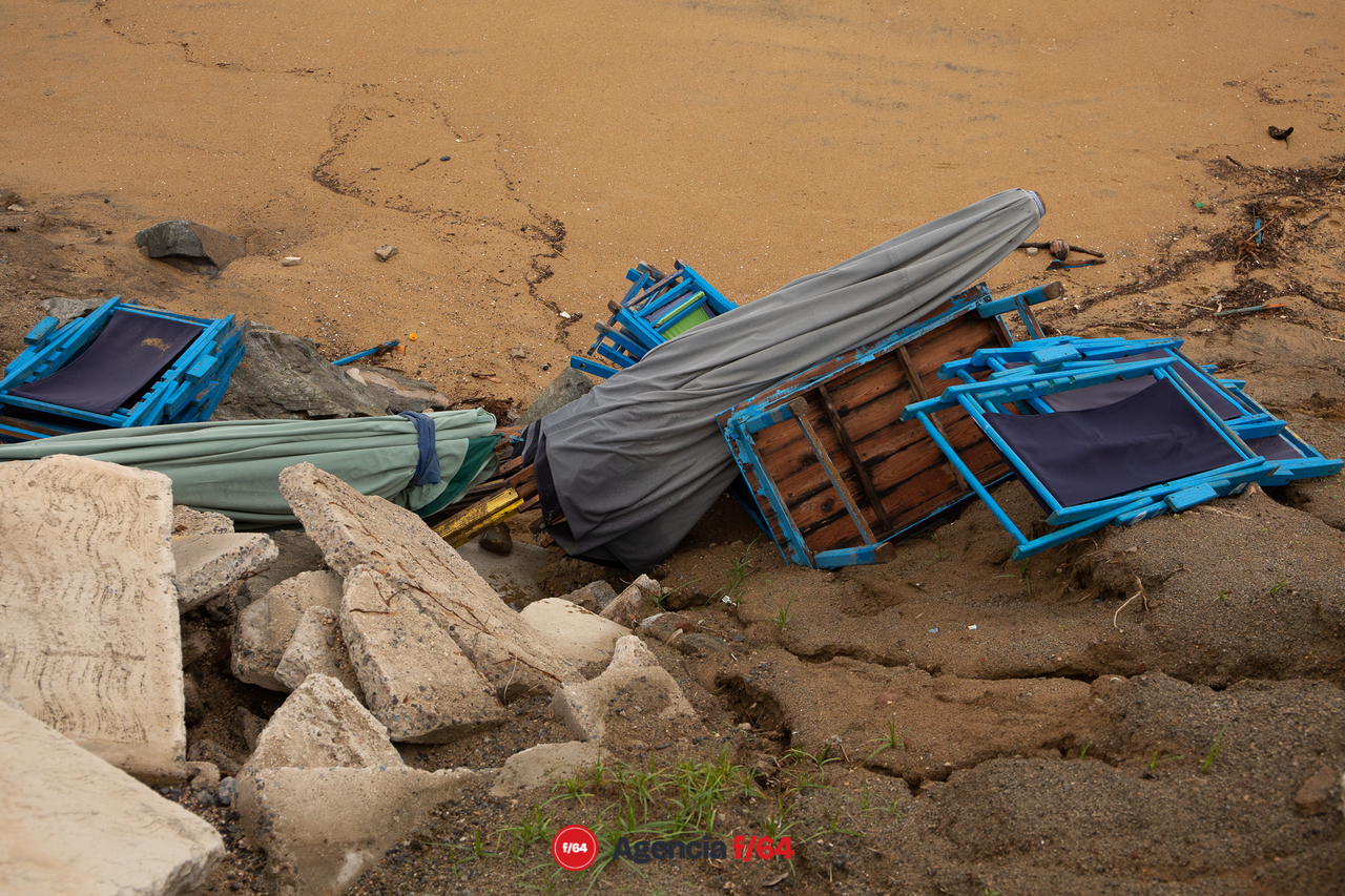 Ramaderos de la Playa Miramar resguardan sus pertenencias previo a la llegada del huracán Enrique.