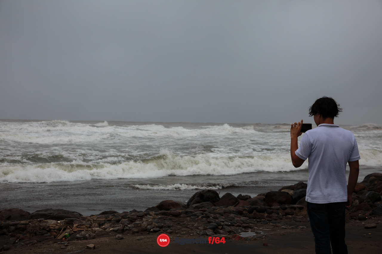 Turista graba video del fuerte oleaje en Playa de Boca de Apiza Michoacán durante el paso del huracán Enrique.
