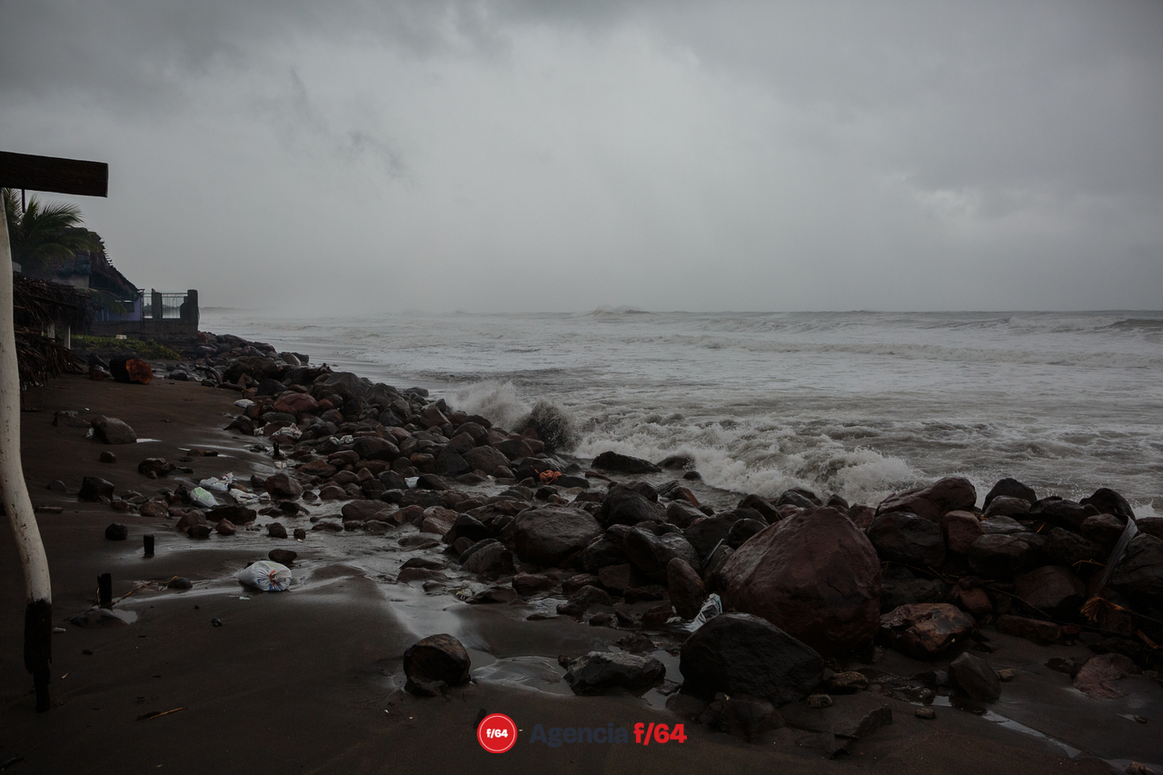 Playa de Boca de Apiza Michoacán con oleaje intenso durante el paso del huracán Enrique.