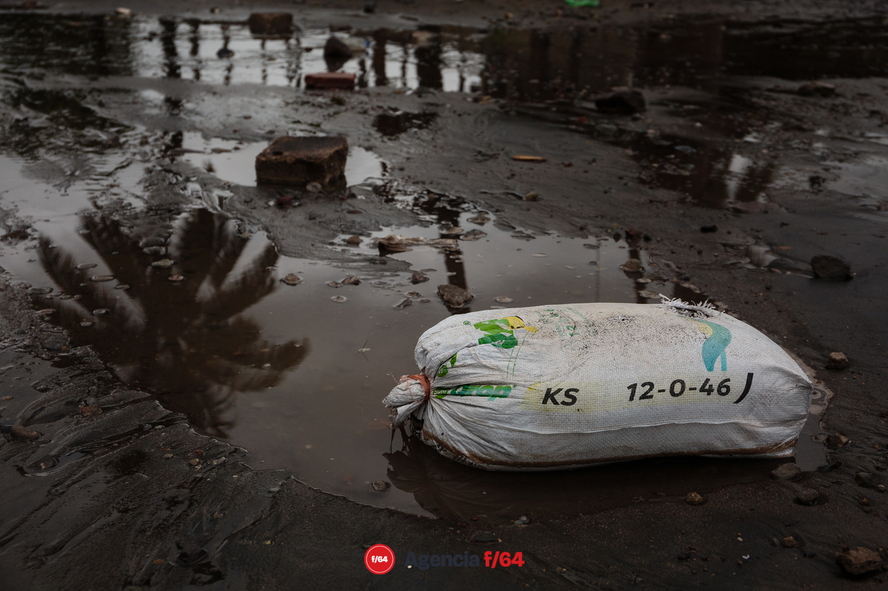 Sacos de arena en Playa de Boca de Apiza Michoacán durante el paso del huracán Enrique.