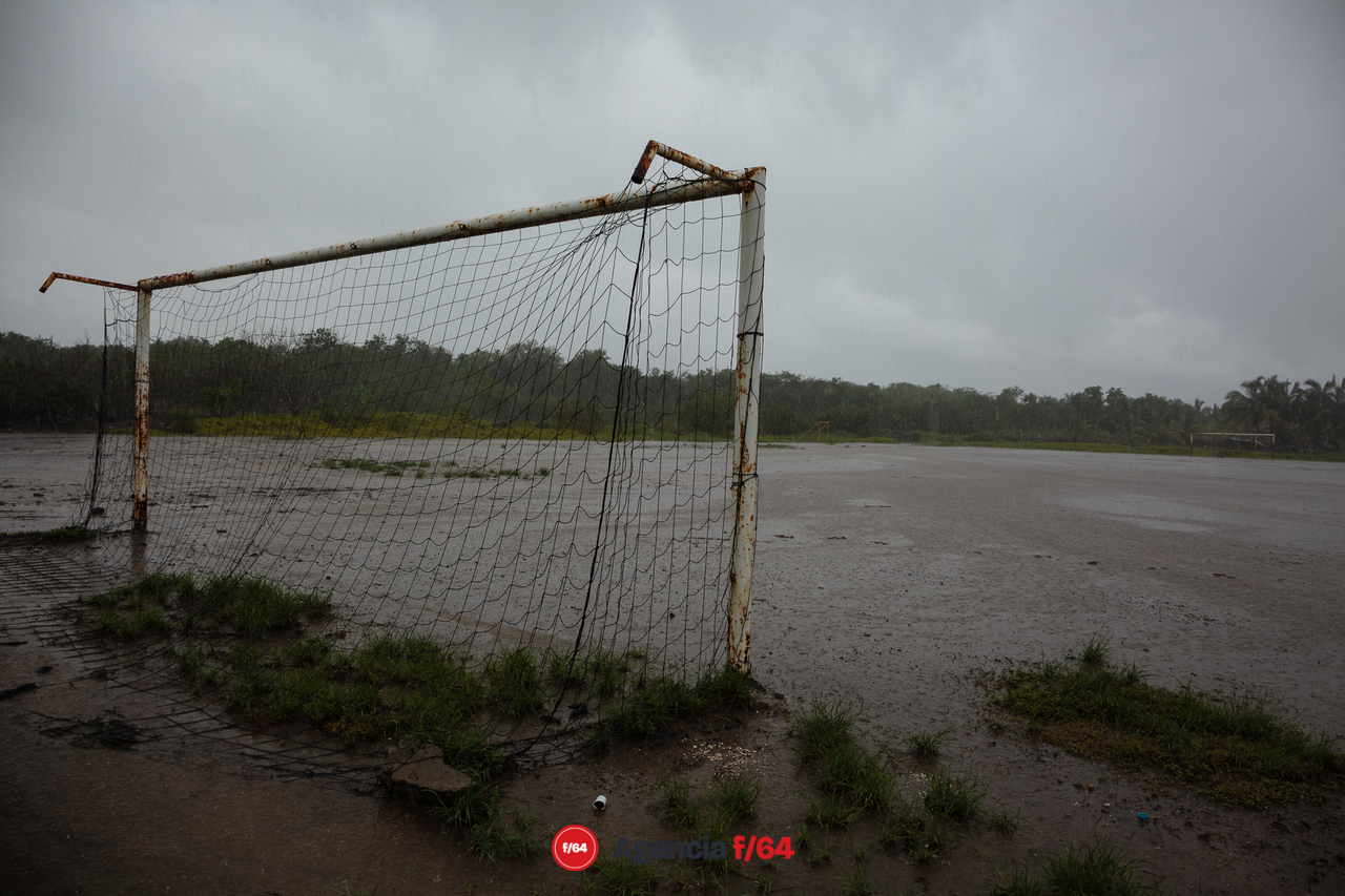 Cancha de futbol inundada en Boca Apiza Michoacán durante el paso del huracán Enrique.