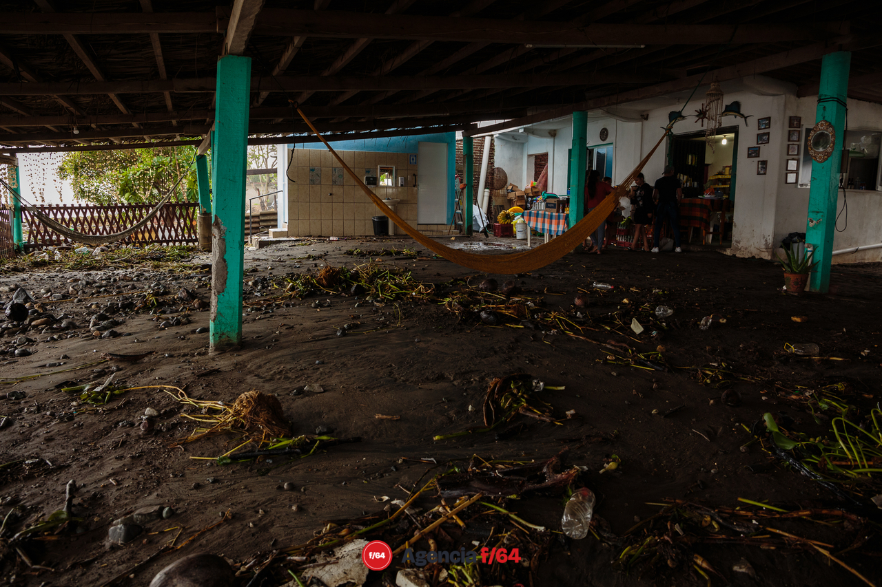 El fuerte oleaje en Playa de Boca de Apiza Michoacán trae basura y escombro a las ramadas durante el paso del huracán Enrique.