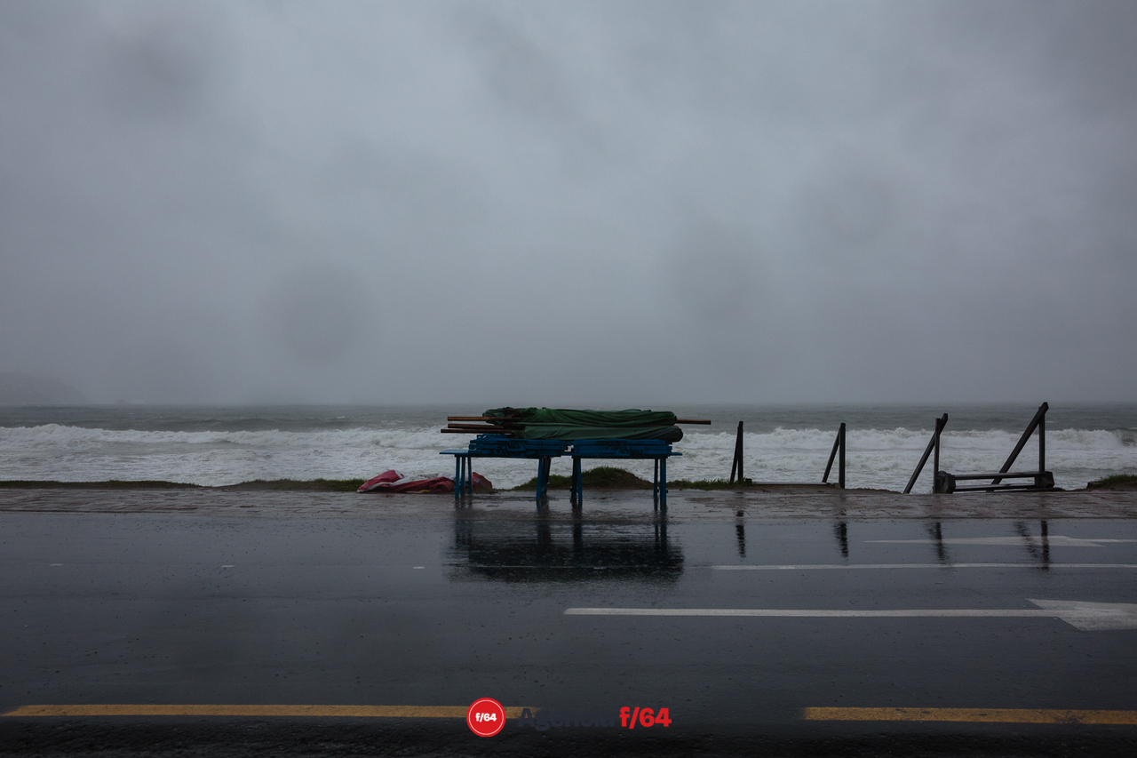 Pertenencias de ramadas en la Playa Miramar en Manzanillo  durante el paso del huracán Enrique.