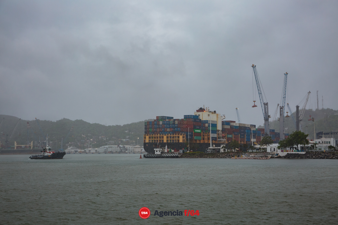 Maniobras detenidas en el puerto de Manzanillo durante el paso del huracán Enrique.