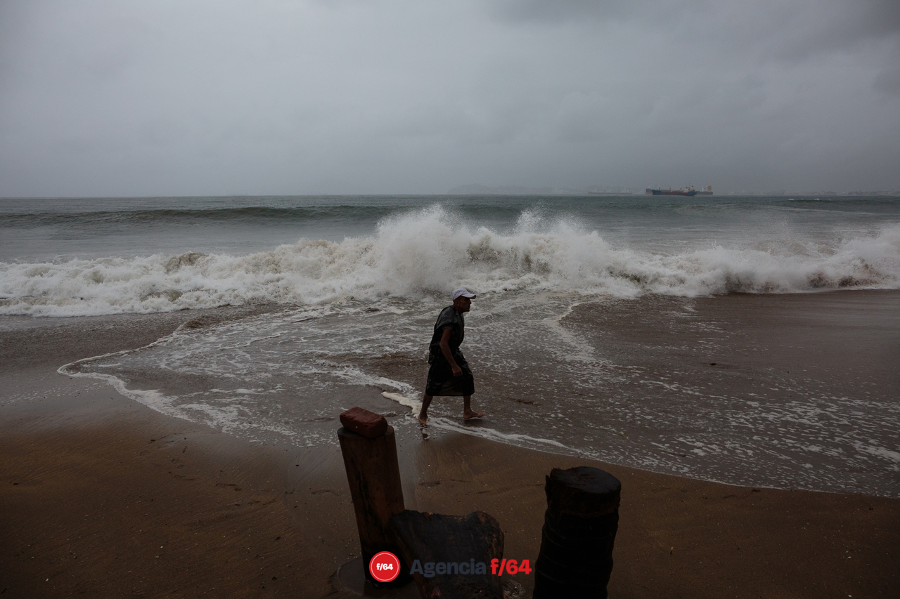 Playa Las Brisas Manzanillo con fuerte oleaje durante el paso del huracán Enrique.