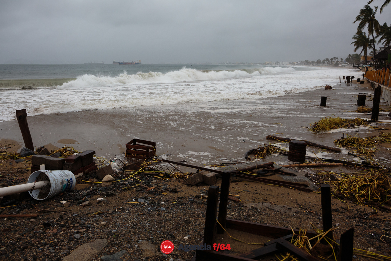 Restos de ramadas, escombros y vegetación en playa Las Brisas en Manzanillo  durante el paso del huracán Enrique.