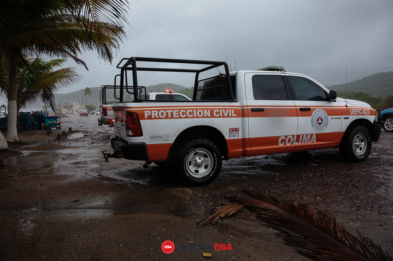 Protección Civil monitoreando el puerto de Manzanillo. Solamente reportaron daños a enramadas y una casa dañada en Las Brisas.