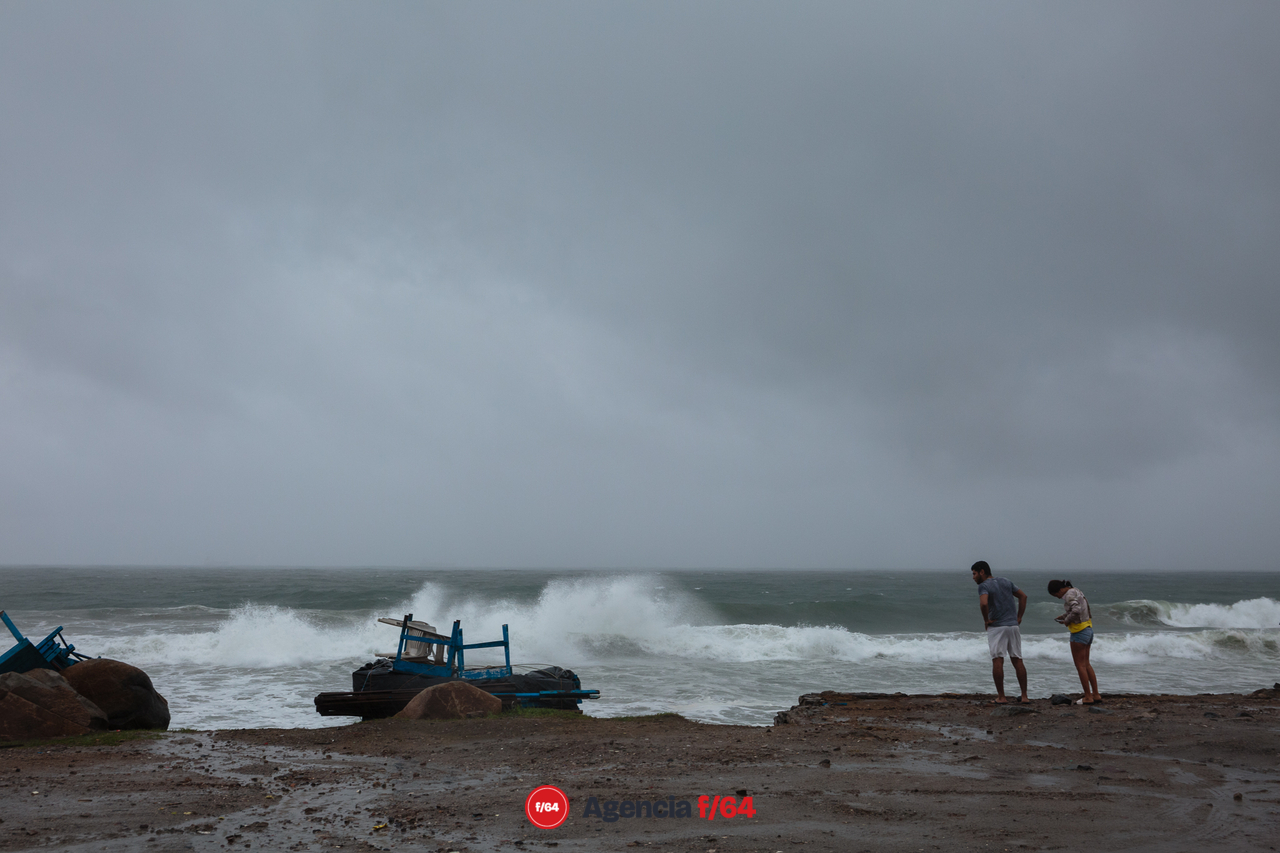 Pareje observando el impacto del alto oleaje en la Playa Miramar de Manzanillo  durante el paso del huracán Enrique.