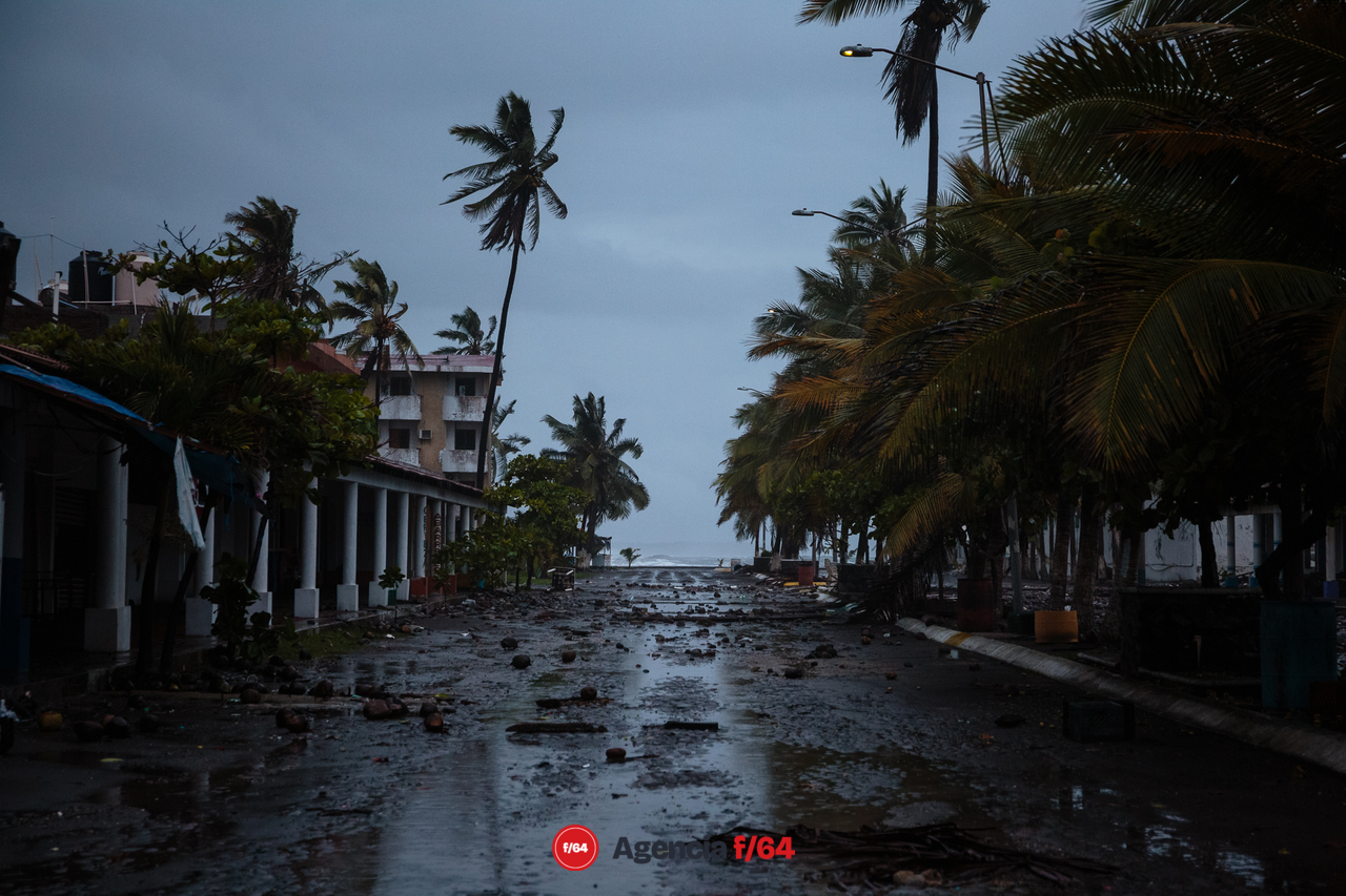 Escombro y restos de restaurantes y enramadas en el malecón de "El Paraíso" Armería donde el comisario municipal, Óscar Prado Lepe, reporta pérdida total en los negocios que reciben turistas frente al mar.