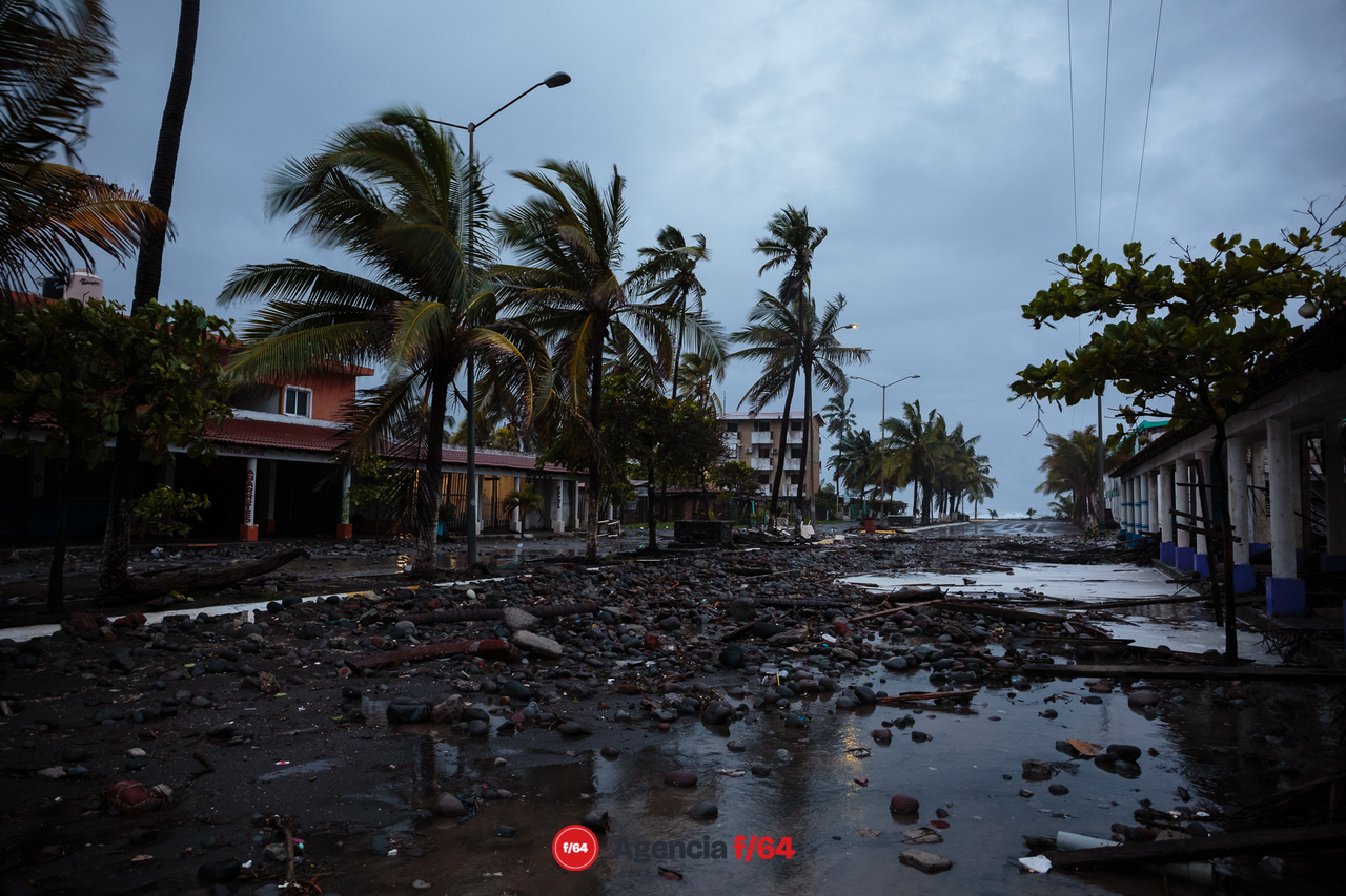 Escombro y restos de restaurantes y enramadas en el malecón de "El Paraíso" Armería donde el comisario municipal, Óscar Prado Lepe, reporta pérdida total en los negocios que reciben turistas frente al mar.