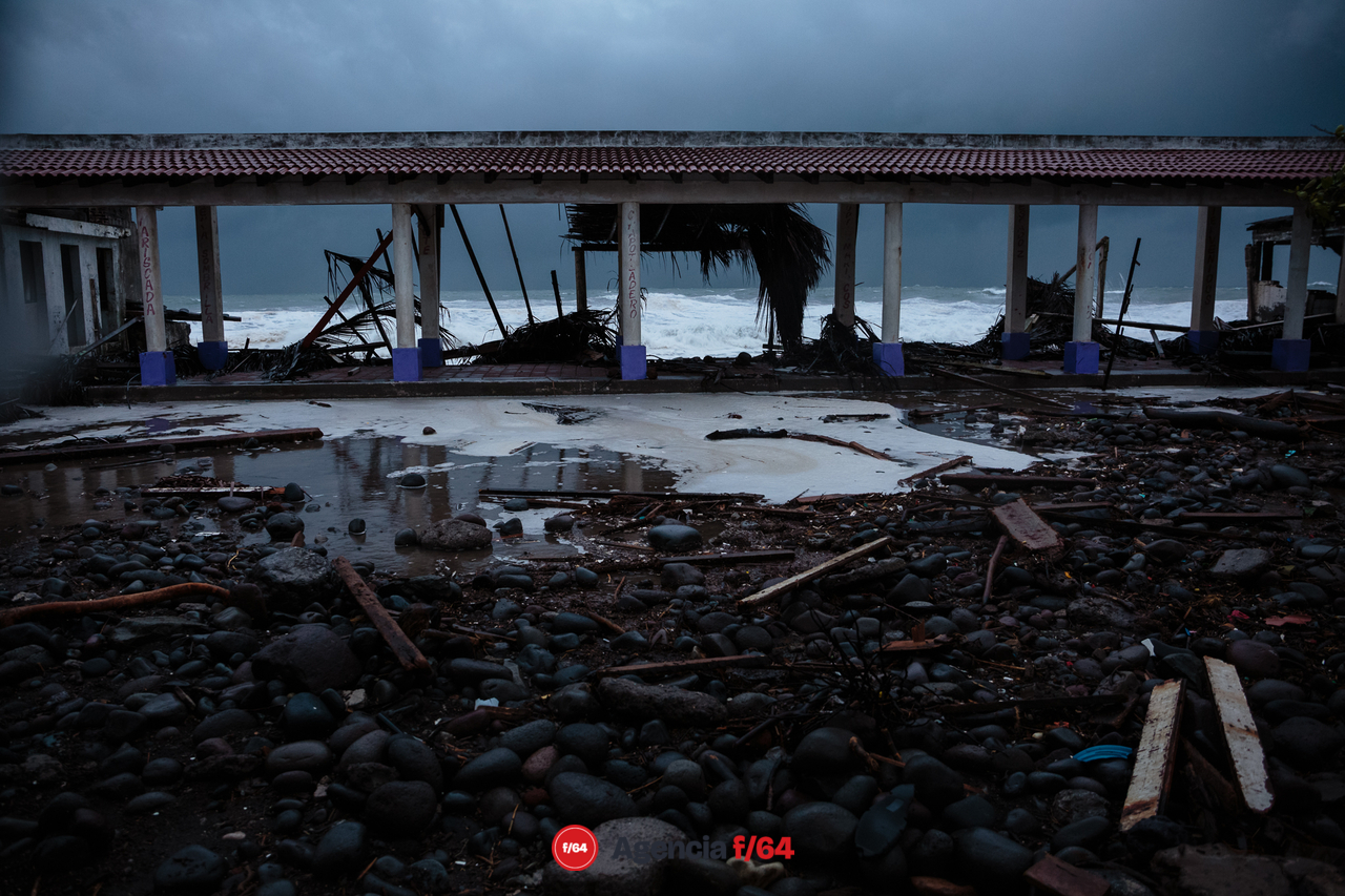 Escombro y restos de restaurantes y enramadas en el malecón de "El Paraíso" Armería donde el comisario municipal, Óscar Prado Lepe, reporta pérdida total en los negocios que reciben turistas frente al mar.