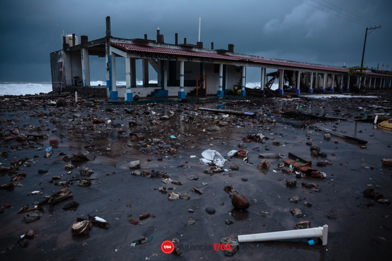 Escombro y restos de restaurantes y enramadas en el malecón de "El Paraíso" Armería donde el comisario municipal, Óscar Prado Lepe, reporta pérdida total en los negocios que reciben turistas frente al mar.