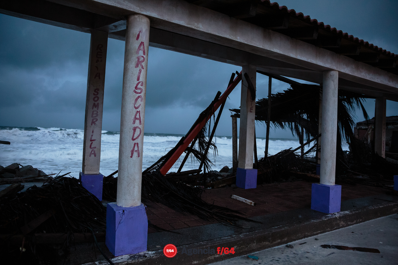 Escombro y restos de restaurantes y enramadas en el malecón de "El Paraíso" Armería donde el comisario municipal, Óscar Prado Lepe, reporta pérdida total en los negocios que reciben turistas frente al mar.