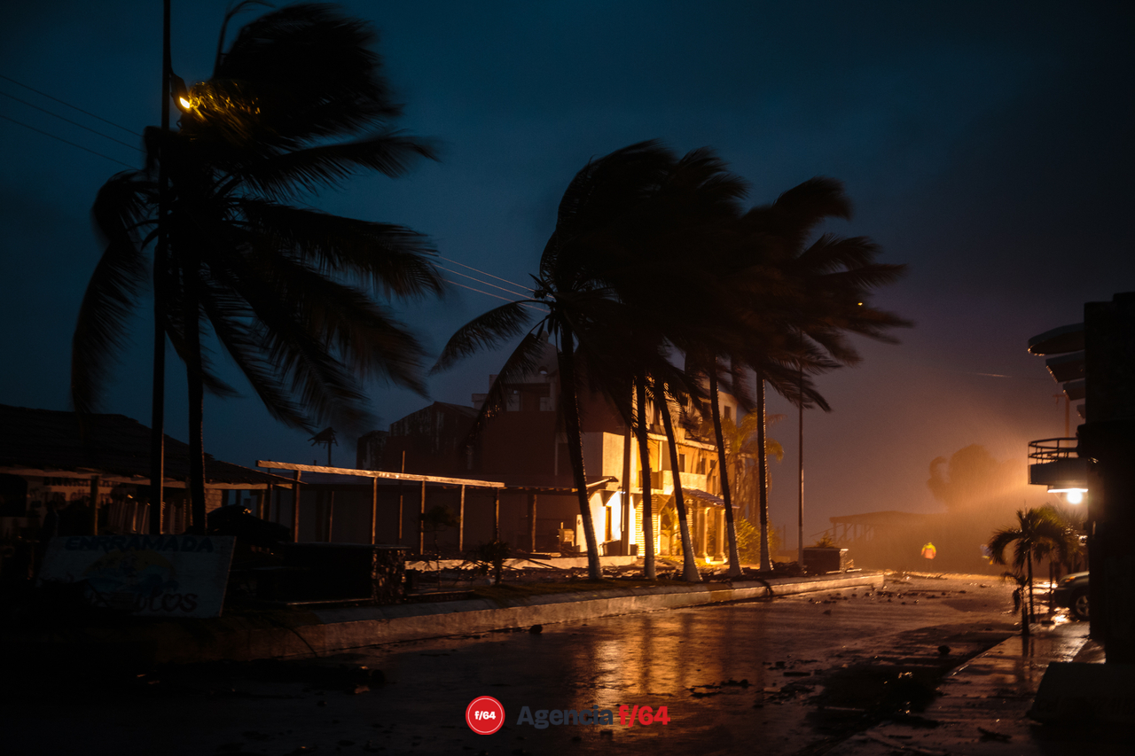 Escombro y restos de restaurantes y enramadas en el malecón de "El Paraíso" Armería donde el comisario municipal, Óscar Prado Lepe, reporta pérdida total en los negocios que reciben turistas frente al mar.