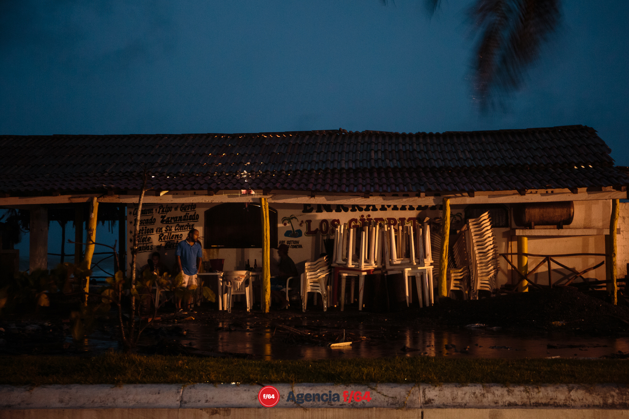 Escombro y restos de restaurantes y enramadas en el malecón de "El Paraíso" Armería donde el comisario municipal, Óscar Prado Lepe, reporta pérdida total en los negocios que reciben turistas frente al mar.