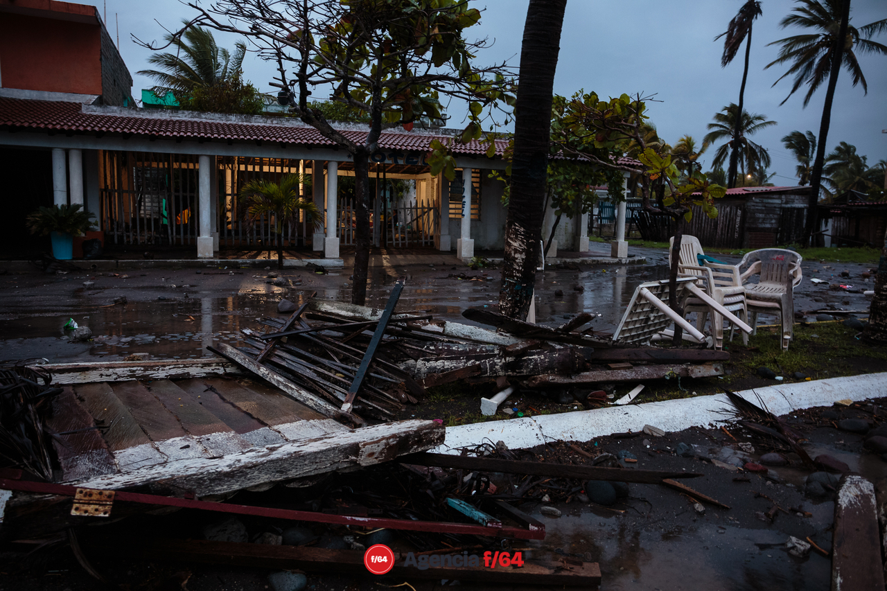 Escombro y restos de restaurantes y enramadas en el malecón de "El Paraíso" Armería donde el comisario municipal, Óscar Prado Lepe, reporta pérdida total en los negocios que reciben turistas frente al mar.