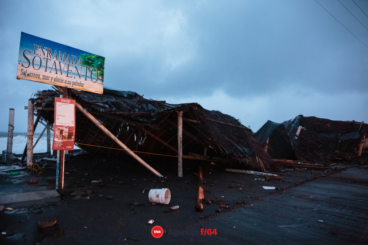 Escombro y restos de restaurantes y enramadas en el malecón de "El Paraíso" Armería donde el comisario municipal, Óscar Prado Lepe, reporta pérdida total en los negocios que reciben turistas frente al mar.