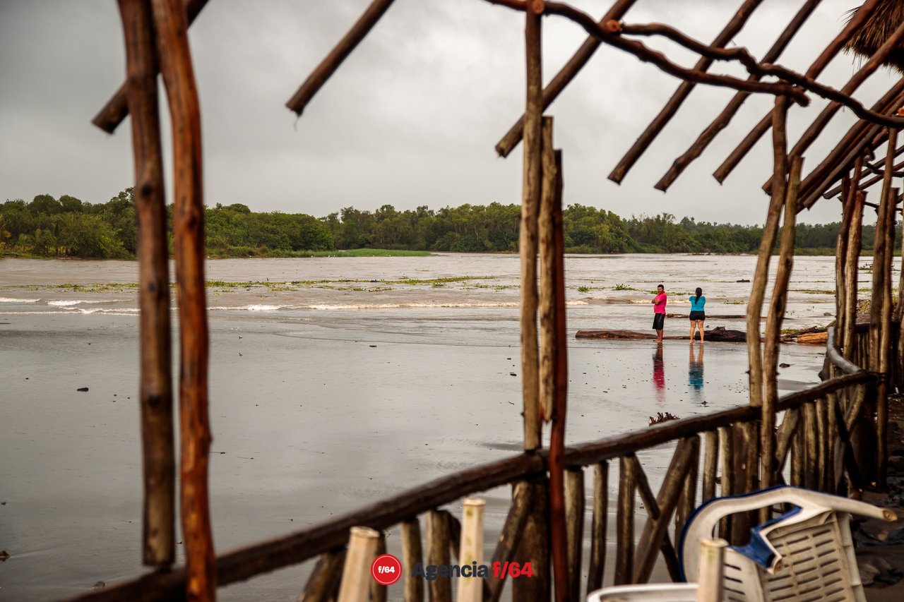 Pareja al borde del Río Coahuayana.