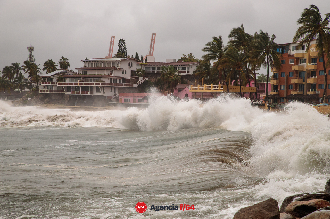 Oleaje en Playa Las Brisas, Manzanillo.