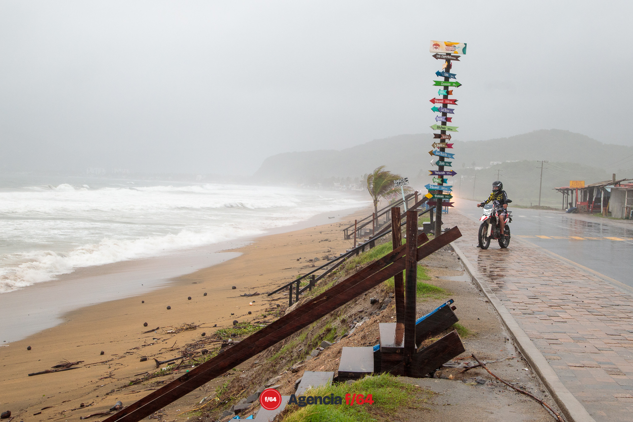 Motociclista se detiene a observar la mar. Playa Miramar en Manzanillo.
