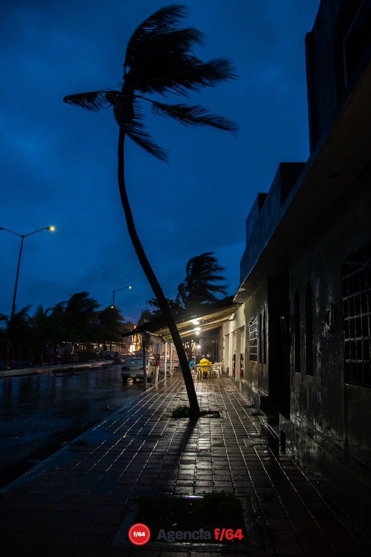 Ramaderos  de la playa El Paraíso en Armería, hacen guardia durante la noche, tras el paso del huracán.