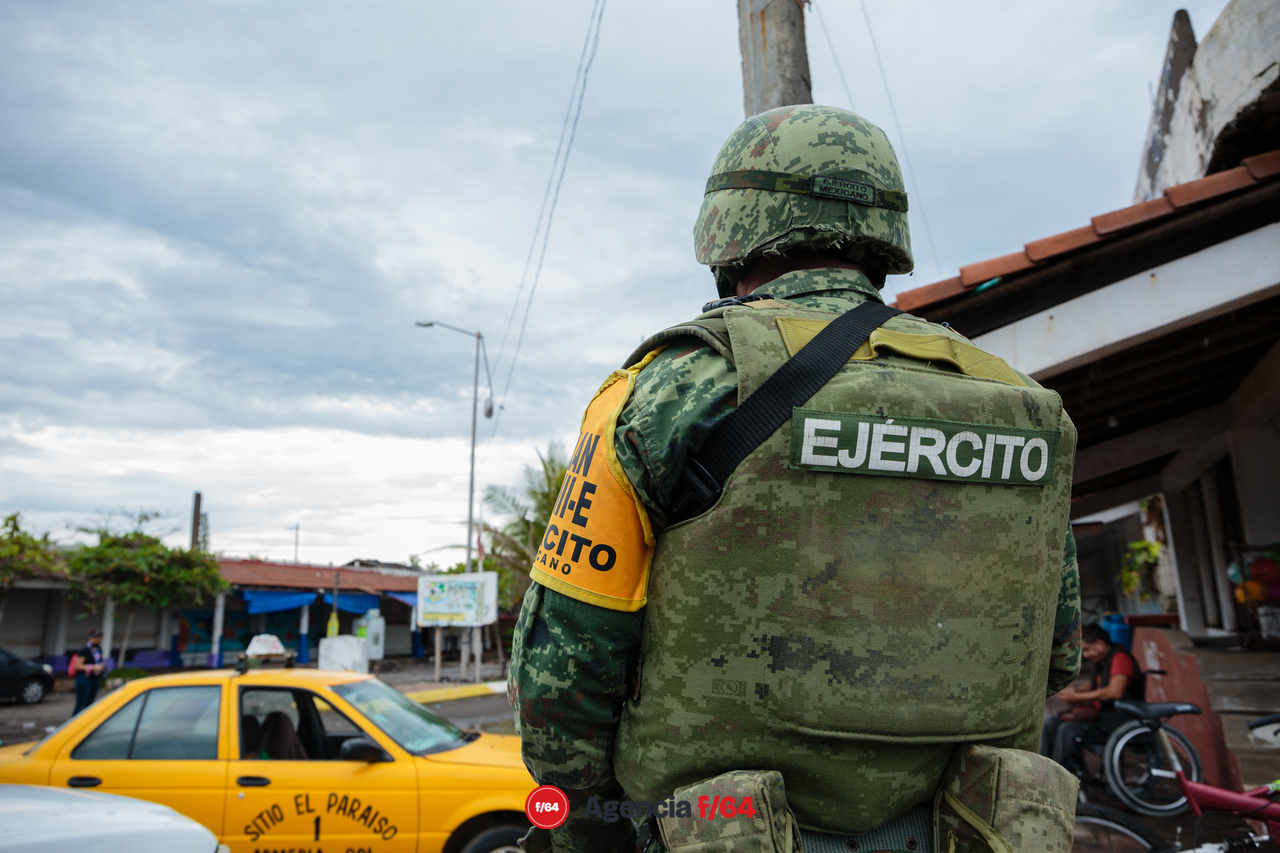 Pobladores y elementos del ejército realizan trabajos de limpieza después de las afectaciones que dejó el huracán Enrique en la comunidad.