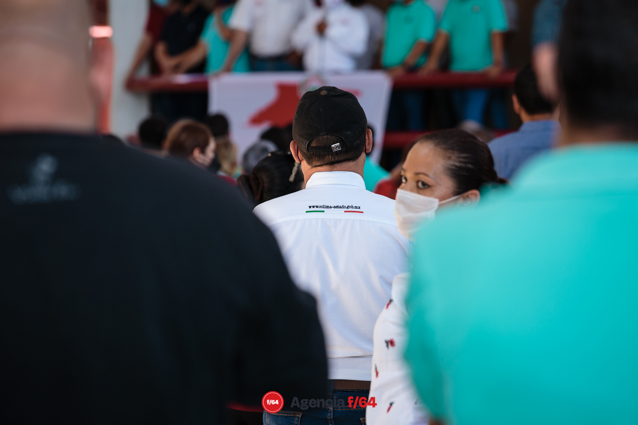 Trabajadores del sindicado S.T.S.G.E. atienden a mitin en el Complejo Administrativo del Gobierno del Estado después de participar en caravanas que afectaron el tránsito por la carretera Guadalajara-Manzanillo.
