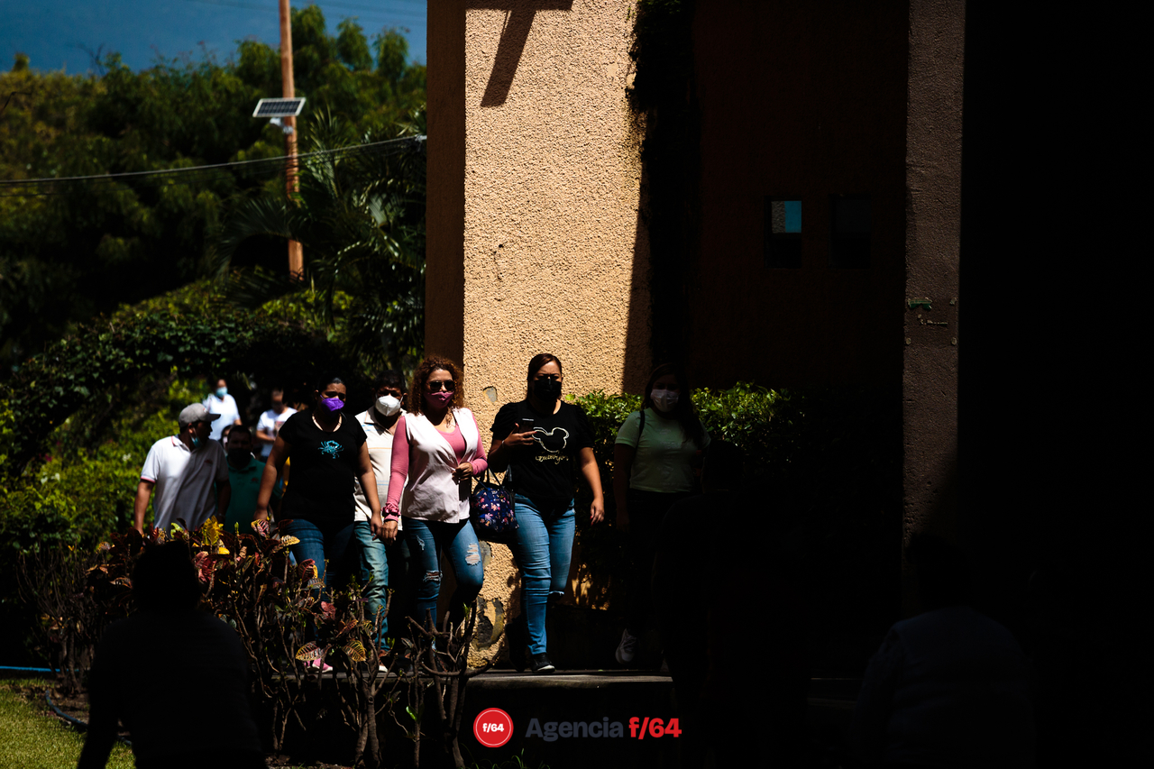 Trabajadores del sindicado S.T.S.G.E. atienden a mitin en el Complejo Administrativo del Gobierno del Estado después de participar en caravanas que afectaron el tránsito por la carretera Guadalajara-Manzanillo.