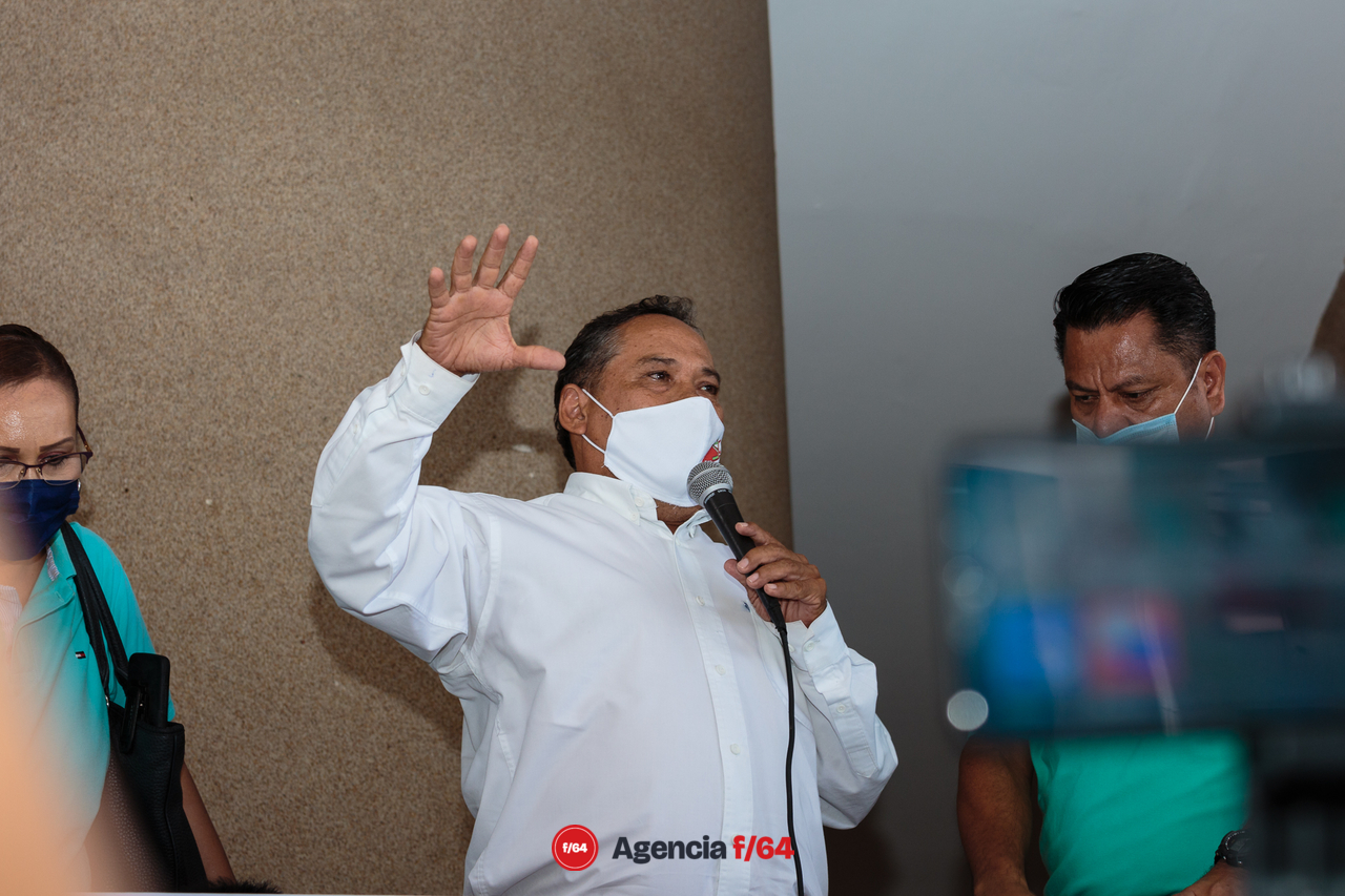 Trabajadores del sindicado S.T.S.G.E. atienden a mitin en el Complejo Administrativo del Gobierno del Estado después de participar en caravanas que afectaron el tránsito por la carretera Guadalajara-Manzanillo.
Martín Flores, líder del Sindicato de Trabajadores del Gobierno del Estado.