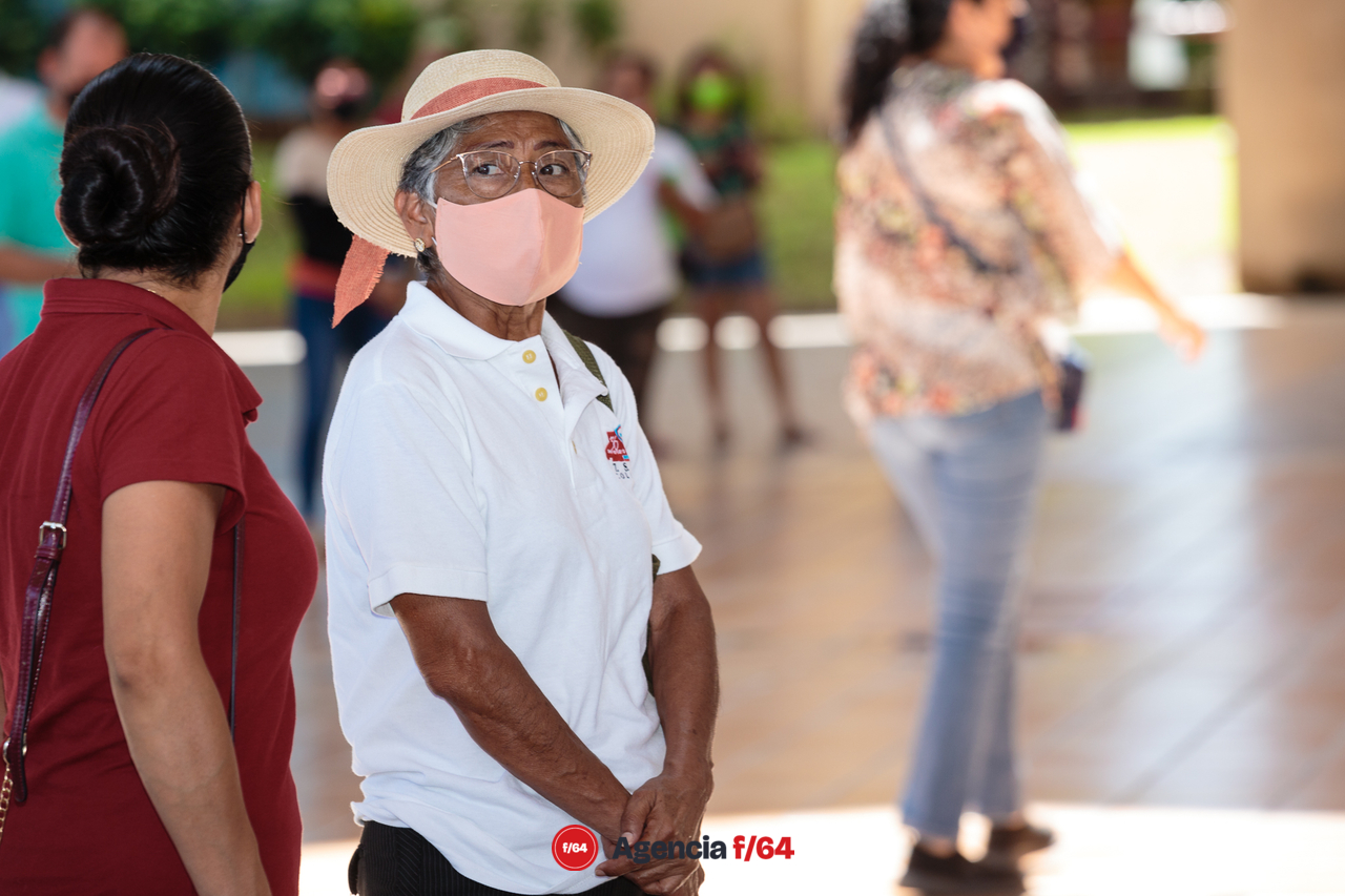 Trabajadores del sindicado S.T.S.G.E. atienden a mitin en el Complejo Administrativo del Gobierno del Estado después de participar en caravanas que afectaron el tránsito por la carretera Guadalajara-Manzanillo.