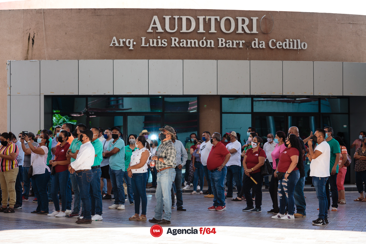 Trabajadores del sindicado S.T.S.G.E. atienden a mitin en el Complejo Administrativo del Gobierno del Estado después de participar en caravanas que afectaron el tránsito por la carretera Guadalajara-Manzanillo.