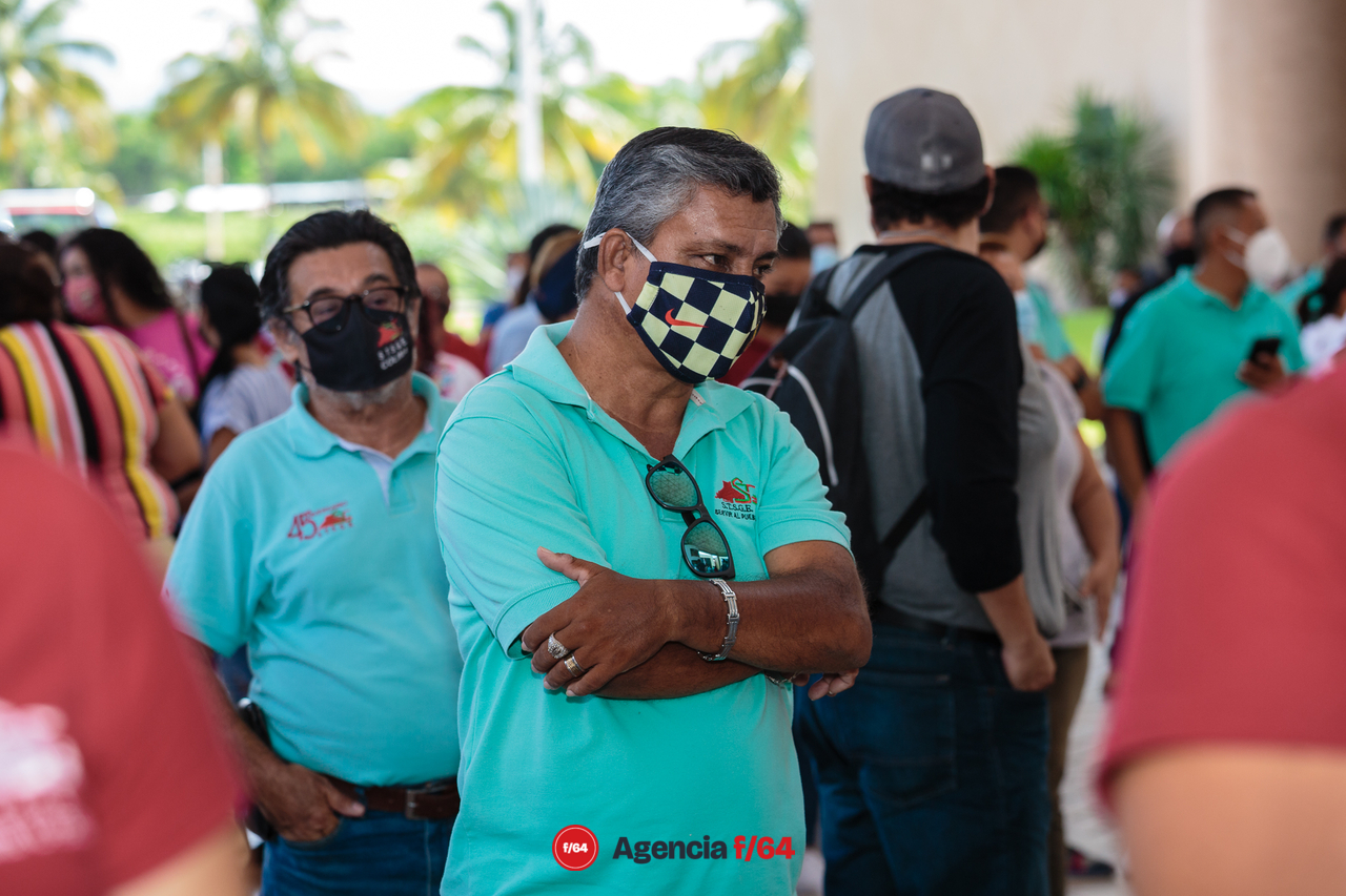 Trabajadores del sindicado S.T.S.G.E. atienden a mitin en el Complejo Administrativo del Gobierno del Estado después de participar en caravanas que afectaron el tránsito por la carretera Guadalajara-Manzanillo.