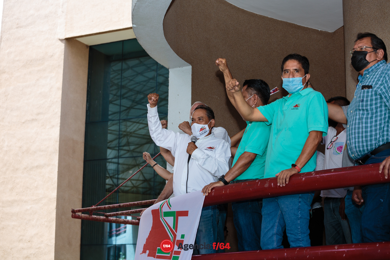 Trabajadores del sindicado S.T.S.G.E. atienden a mitin en el Complejo Administrativo del Gobierno del Estado después de participar en caravanas que afectaron el tránsito por la carretera Guadalajara-Manzanillo.
Martín Flores, líder del Sindicato de Trabajadores del Gobierno del Estado.
